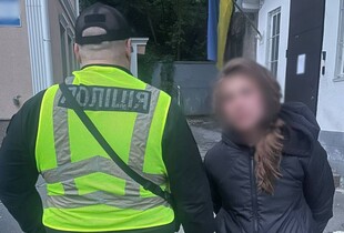 Столична поліція затримала жінку, яка вчинила вандалізм на Алеї Героїв 
