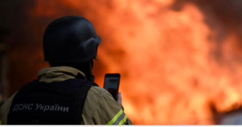 У Святошинському районі Києва ліквідовують пожежу після падіння уламків: рятувальники на місці