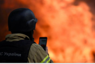У Святошинському районі Києва ліквідовують пожежу після падіння уламків: рятувальники на місці