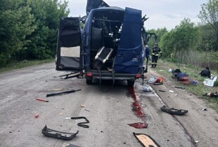 Атака по автобусу з пасажирами поблизу Білопілля: Зеленський розповів, що росіяни вбили родину