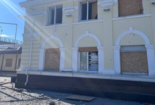 Росіяни обстріляли залізничний вокзал Херсона: пошкоджено будинки й автомобілі (фото)