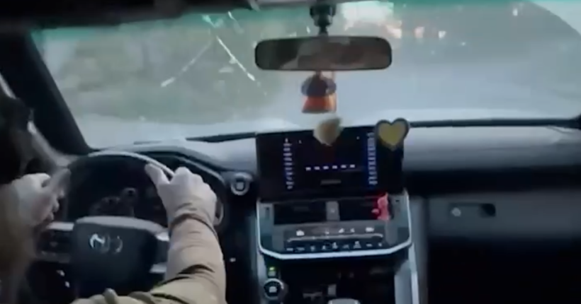 Ворожий FPV-дрон влучив у автівку снайперів бригади “Помста” (відео)