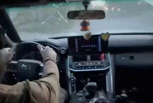 Ворожий FPV-дрон влучив у автівку снайперів бригади “Помста” (відео)