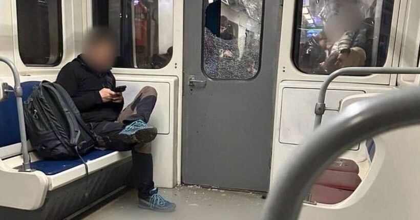 У Києві юнакові повідомили про підозру за розбиття скла у вагоні метро