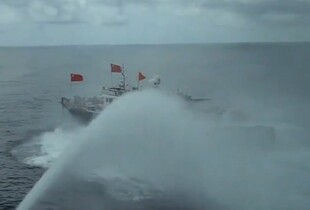 Китайський корабель атакував судна союзника США з водомету (відео)