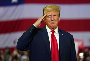 Трамп погрожує Apple митами за виробництво iPhone поза США
