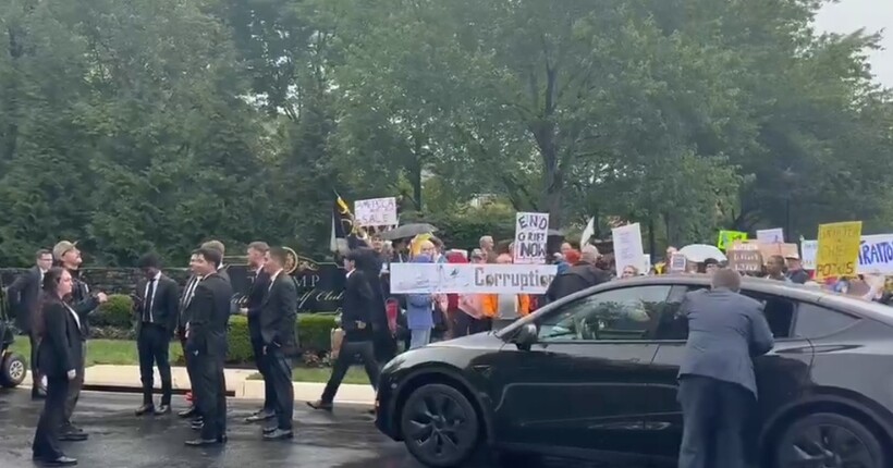 Активісти протестували біля гольф-клубу Трампа через його вечерю з власниками мемкоїну $Trump (відео)