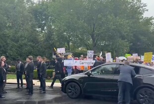 Активісти протестували біля гольф-клубу Трампа через його вечерю з власниками мемкоїну $Trump (відео)