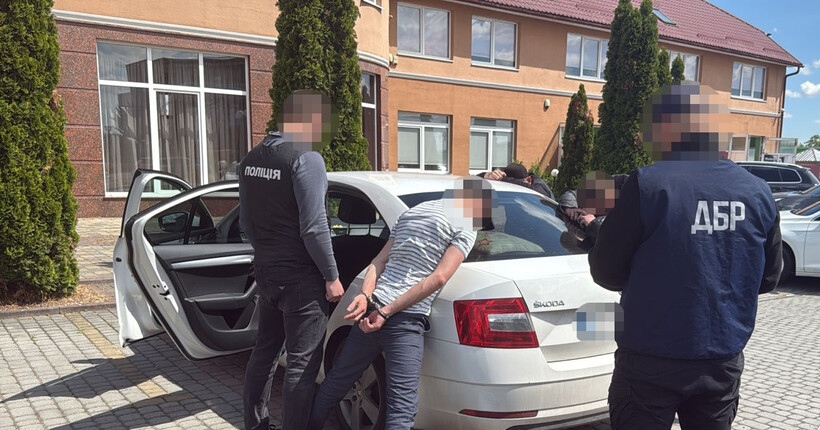 На Закарпатті викрили митника, який організував переправлення призовників за кордон