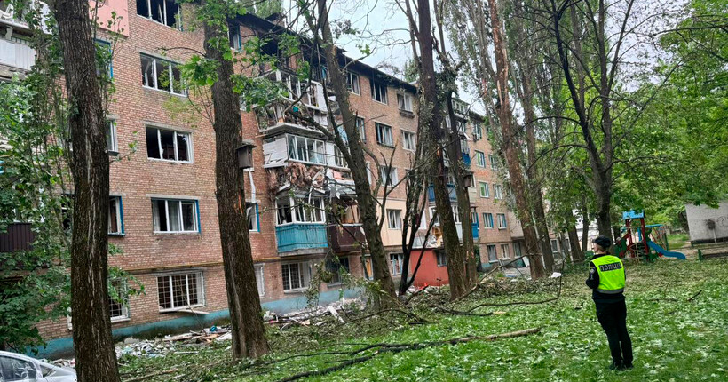 Ракетна атака по Києву: пошкоджені будинки, ТРЦ, щонайменше 15 постраждалих