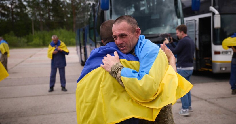 До України повернулися 27 захисників Маріуполя в рамках обміну полоненими