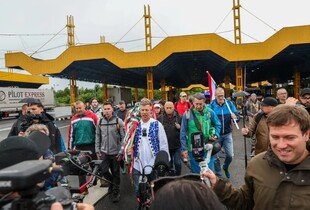Ключовий суперник Орбана на виборах вирушив у Румунію завойовувати підтримку етнічних угорців