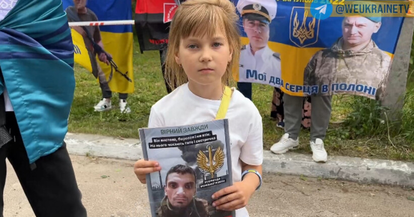 Родини полонених захисників розповіли про три роки очікувань та надії на повернення рідних (відео)