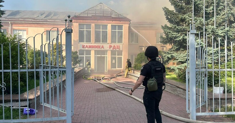 Росіяни тричі за добу обстріляли Костянтинівку: пошкоджено адмінбудівлю та клініку