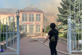 Росіяни тричі за добу обстріляли Костянтинівку: пошкоджено адмінбудівлю та клініку