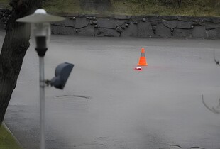 На територію посольства рф у Швеції скинули банку з фарбою з безпілотника