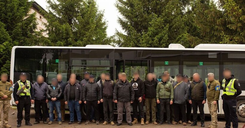 Організовували військовим СЗЧ та переправляли за кордон: поліція викрила злочинну групу