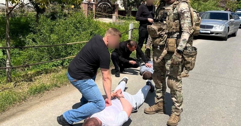 Підробив документ про роботу в поліції та пообіцяв за $18 200 переправити чоловіка за кордон: ділка судитимуть