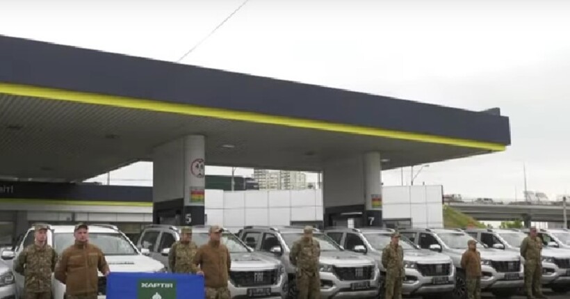 Укрнафта передала 14 пікапів підрозділу 
