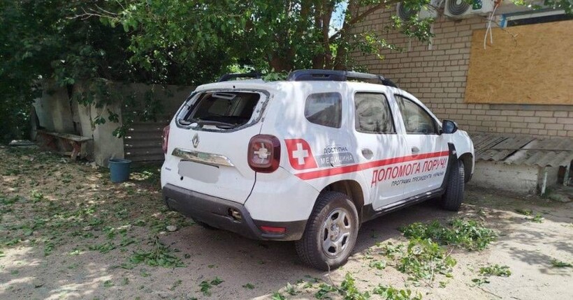 Росіяни обстріляли медичний заклад на Херсонщині: пошкоджено будівлю та транспорт (фото)