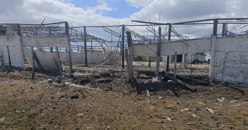 Росіяни вдень вдарили балістикою по фермі на Миколаївщині: є загиблий
