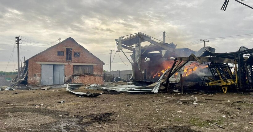 На Сумщині окупанти влучили у фермерське господарство: згоріли склади та техніка