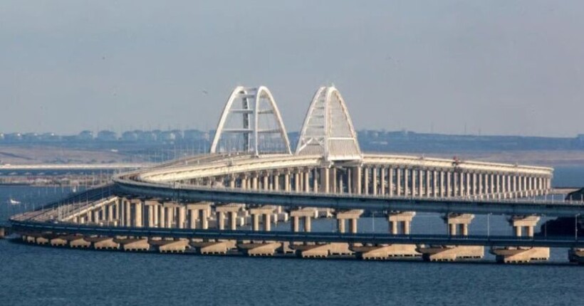 Армія рф захищає Кримський міст з повітря, води та суші - ВМС