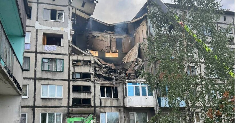 Окупанти обстріляли житловий будинок на Донеччині: поранено жінку та підлітка