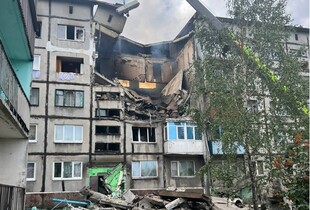 Окупанти обстріляли житловий будинок на Донеччині: поранено жінку та підлітка