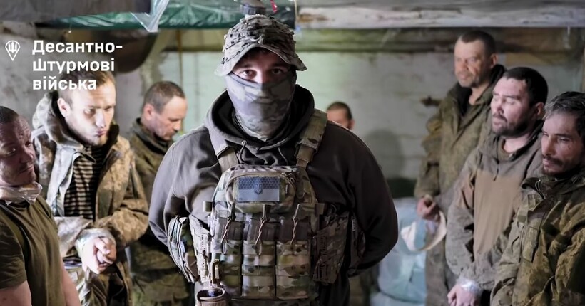 Десантники взяли у полон 10 військових рф на Курщині (відео)