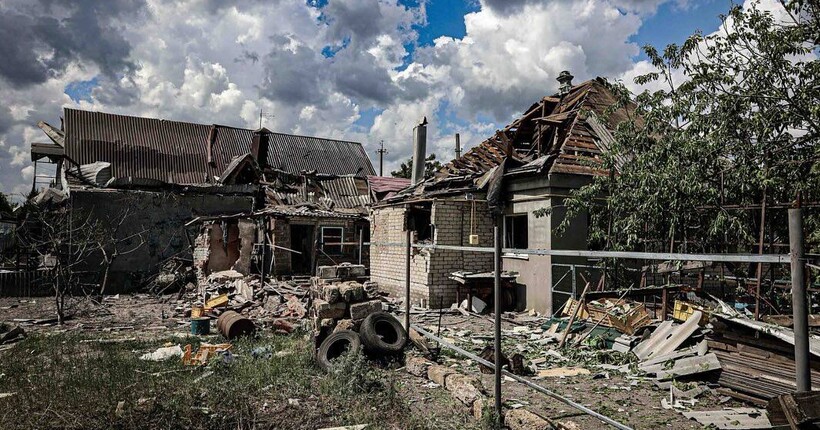 Армія рф завдала удару авіабомбами по передмістю Харкова: кількість постраждалих зросла
