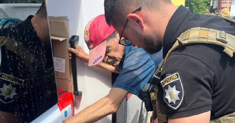 Поліцейські евакуювали поранене подружжя і направили їх до лікарні на Харківщині