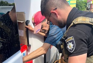 Поліцейські евакуювали поранене подружжя і направили їх до лікарні на Харківщині