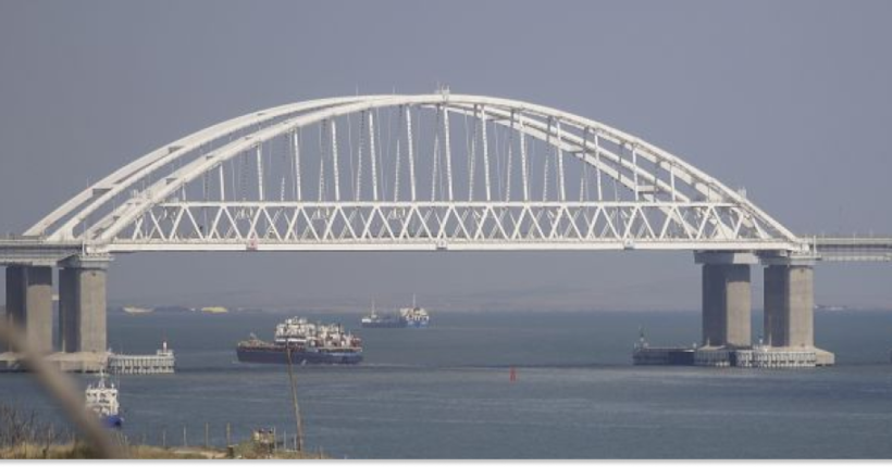 рф заявила про атаку дронів біля Кримського мосту