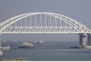 рф заявила про атаку дронів біля Кримського мосту