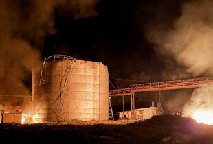Росіяни дронами атакували завод біоетанолу у Сумській області: стався розлив патоки