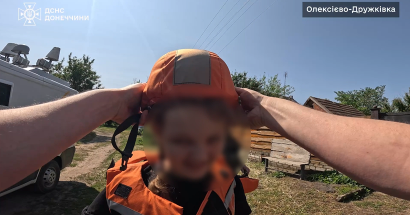 ДСНС евакуювала маму з двома доньками з прифронтового селища на Донеччині