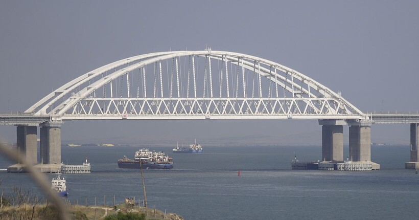 Росіяни досі не відновили залізницю на Кримському мості після атаки – Плетенчук