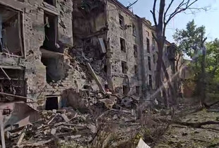 Росіяни атакували авіабомбами Херсон: пошкоджено будівлю ОВА та медзаклади