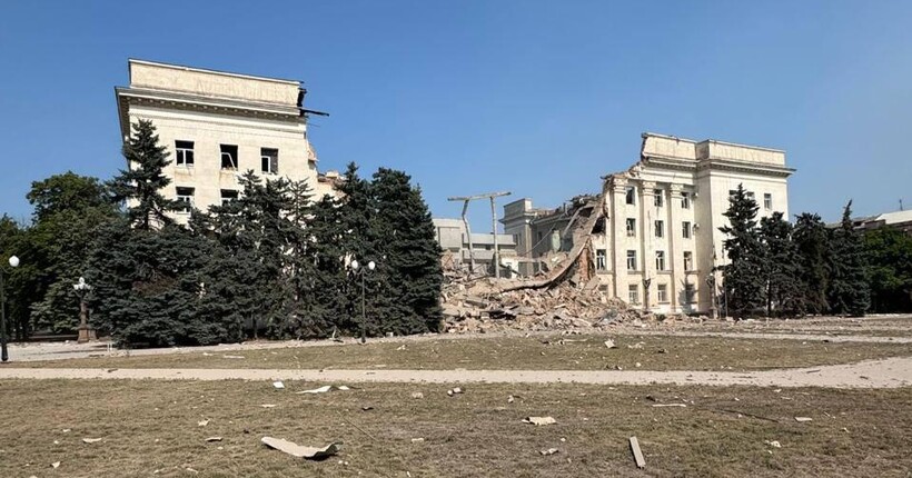 Окупанти другим ударом зруйнували будівлю Херсонської ОДА (фото)