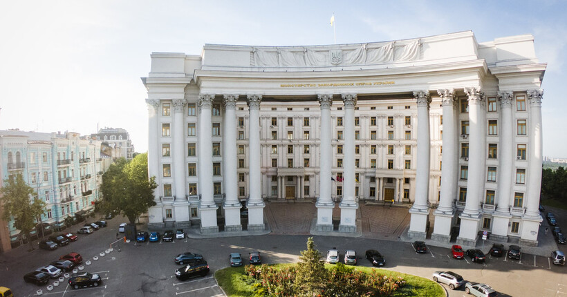 Путіну треба припинити скиглити про українські удари по його літаках – МЗС 