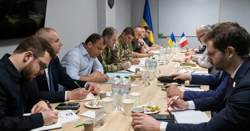 Франція та Україна обговорили нові шляхи фінансування закупівлі озброєння для ЗСУ