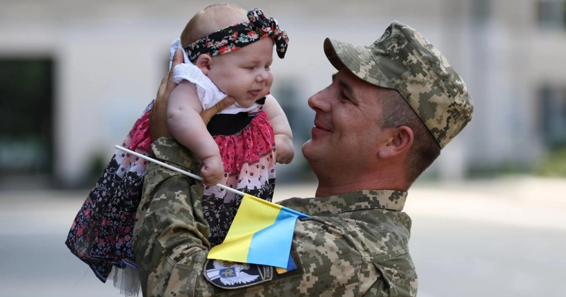 День батька 2025: зворушливі привітання та листівки для тата-військового
