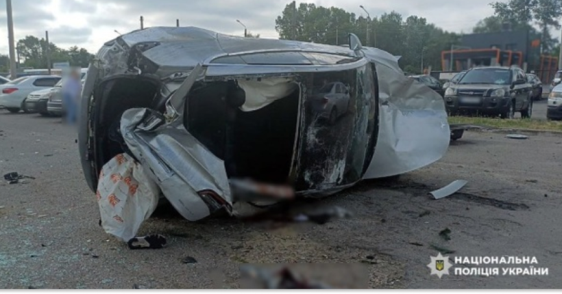 П'ять осіб травмовано внаслідок зіткнення Tesla з припаркованими автомобілями в Полтаві