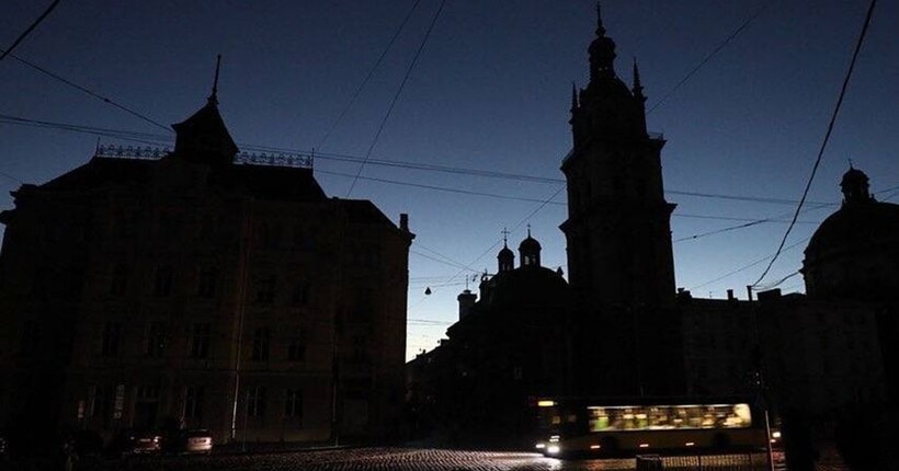 У Львові стався вибух електрокабелю: частина міста залишилась без світла