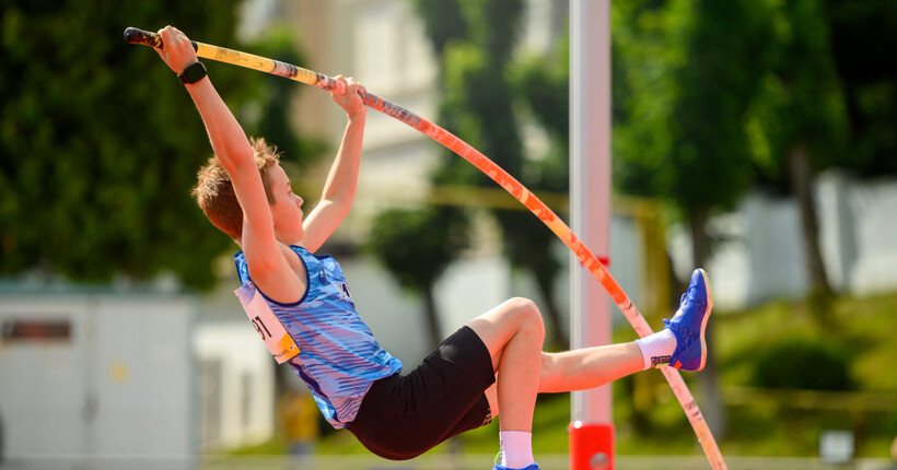 Матвій Строгалєв побив світовий рекорд у стрибках з жердиною серед U14