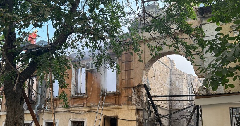Росіяни ударними дронами атакували Одесу: є влучання в інклюзивний центр 