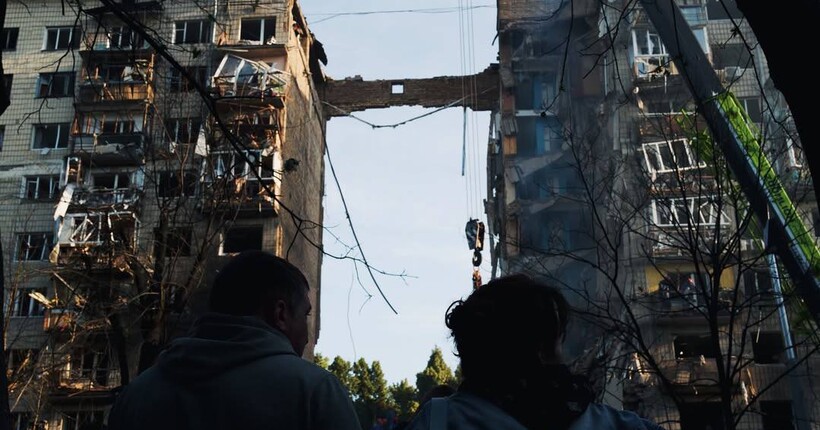 З'явилося відео прямого влучання дрона в багатоповерхівку у Києві