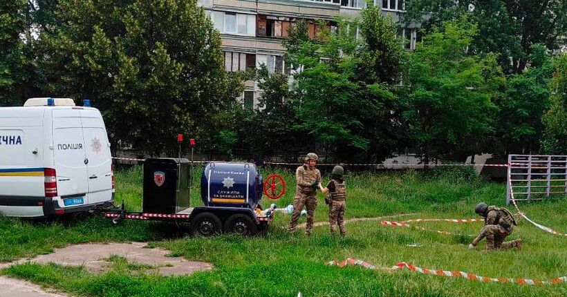 У Києві поліція винесла касетні боєприпаси з квартир житлового будинку (фото)