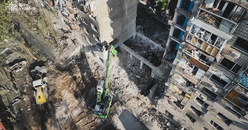 У Києві з-під завалів дістали тіло ще однієї жертви ракетної атаки рф